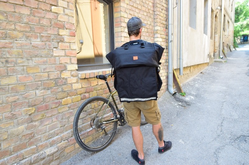 bagaboo ninja biciklis futár hátizsák háton