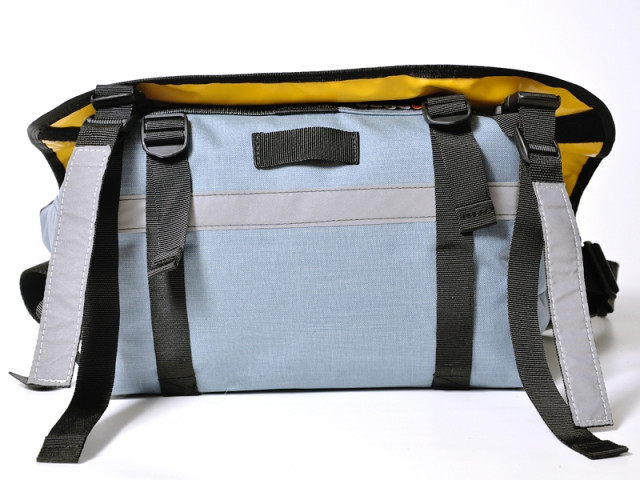bagaboo eco  táska alsó összehúzó hevederek és extra fényvisszaverő csík